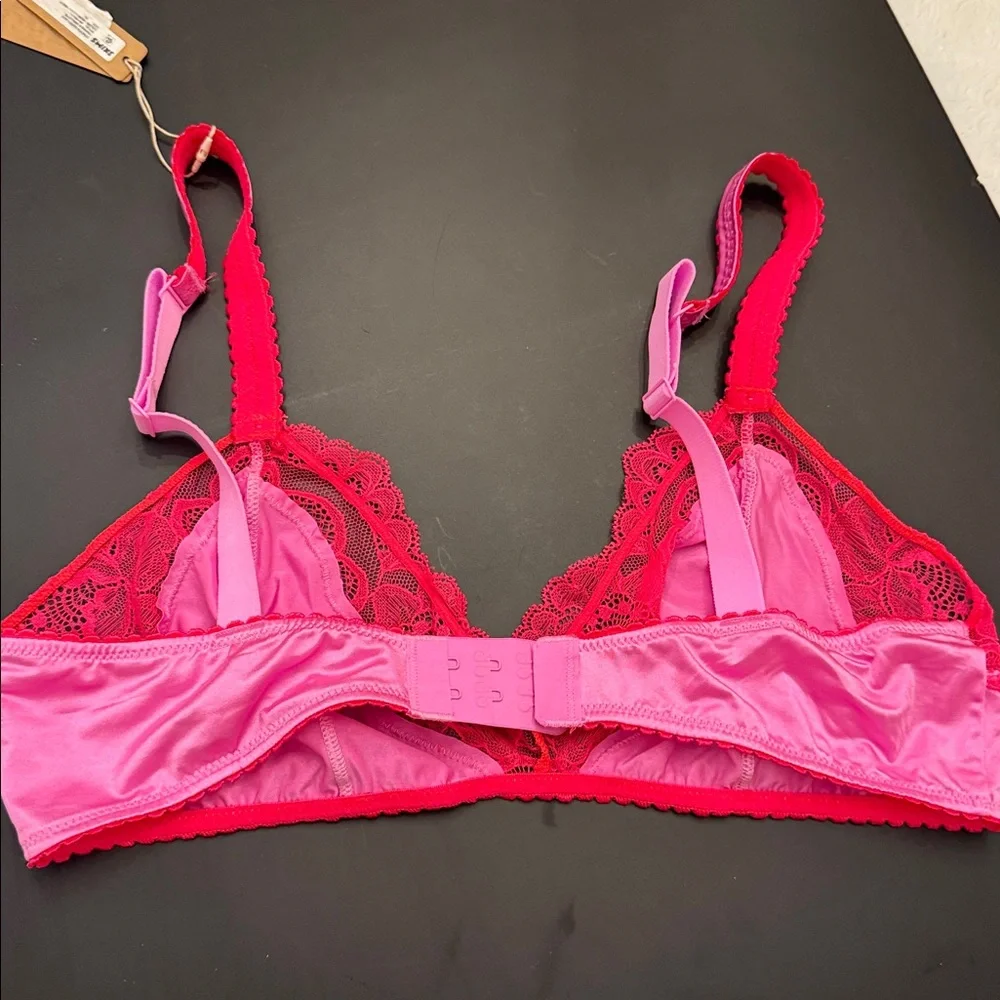 SKIMS Vibrant Pink Lace Bra - Picture 3 of 4
